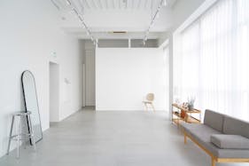 【恵比寿駅2分】 アパレルの展示会やポップアップ等に最適なガラス張りビルで天高4mを誇る開放感のあるスタジオ