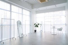 【恵比寿駅2分】 アパレルの展示会やポップアップ等に最適なガラス張りビルで天高4mを誇る開放感のあるスタジオ