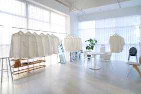 【恵比寿駅2分】 アパレルの展示会やポップアップ等に最適なガラス張りビルで天高4mを誇る開放感のあるスタジオ