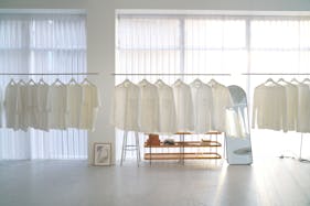 【恵比寿駅2分】 アパレルの展示会やポップアップ等に最適なガラス張りビルで天高4mを誇る開放感のあるスタジオ