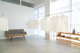 【恵比寿駅2分】 アパレルの展示会やポップアップ等に最適なガラス張りビルで天高4mを誇る開放感のあるスタジオ