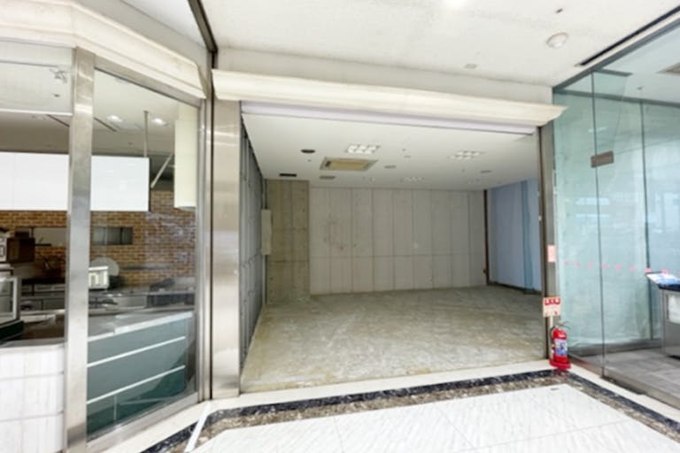 【MYMビル|1F 102区画(区画内空調故障中、床・壁、仕上げ無し)】各種プロモーションやポップアップストアに最適な水戸駅直結型商業ビル1階の屋内外からアクセス可能なイベントスペースの画像4