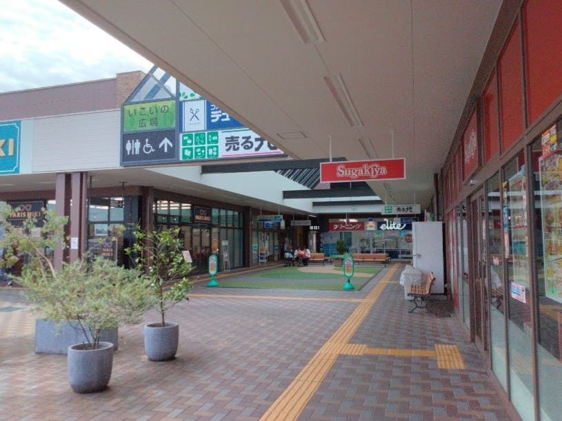 【イオンタウン弥富/いこいの広場】物販や食物販、展示系イベントに最適な施設内メイン動線上にある通行量の多いイベントスペース