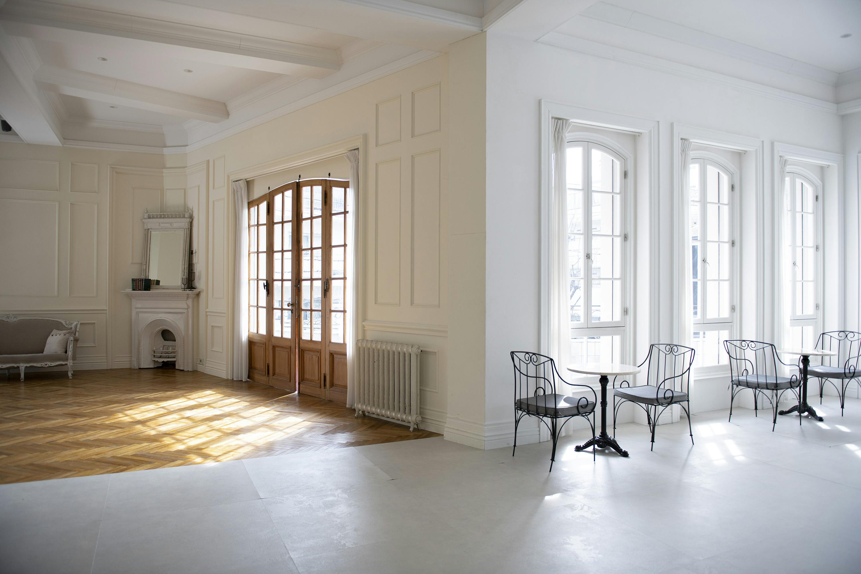 ヘリンボーンと白いフロアタイル2種類の床面がございます。