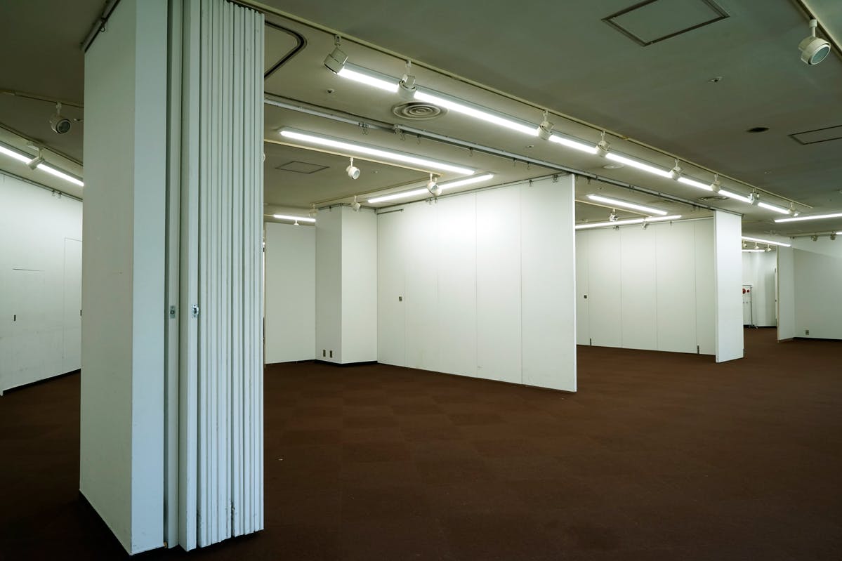 スライディングドアーで展示用の壁や動線などレイアウトをアレンジできます
