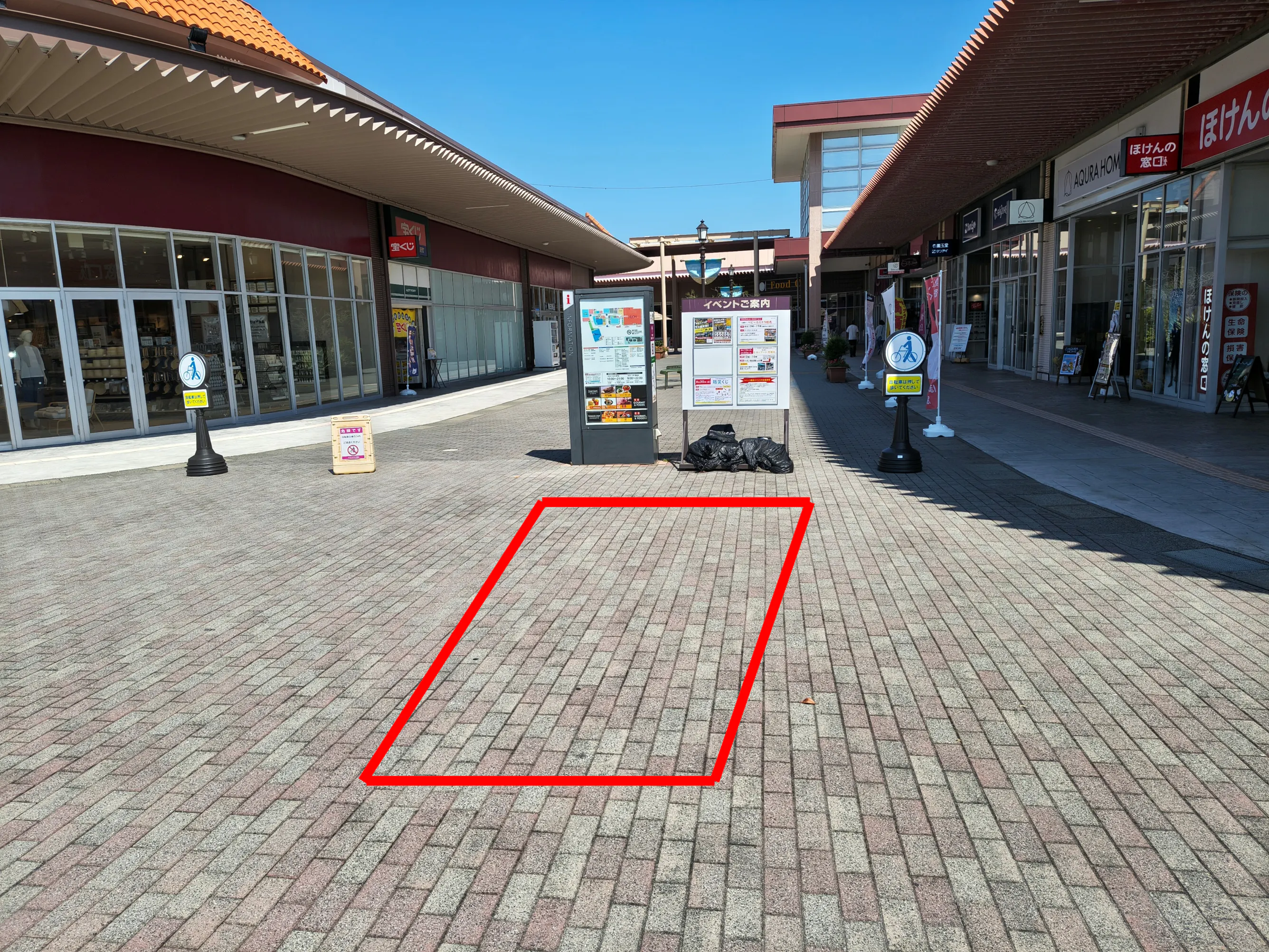 【イオンタウン館山】駐車場から目立つATM正面のキッチンカー向けスペース