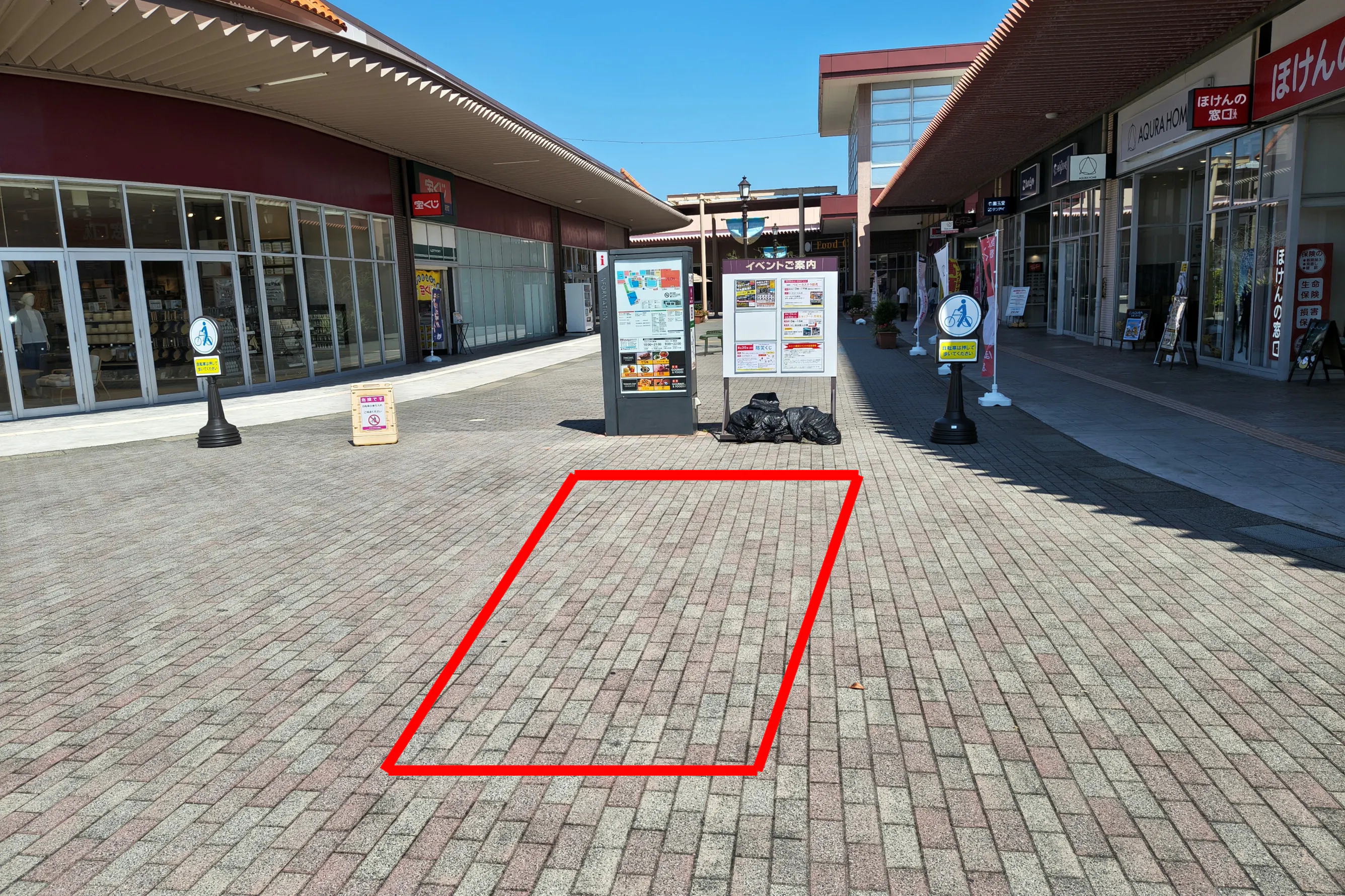 【イオンタウン館山】駐車場から目立つATM正面のキッチンカー向けスペース