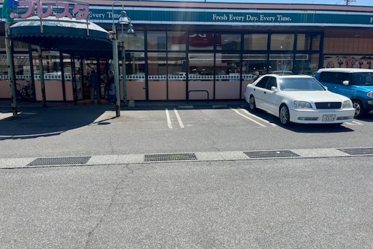 【フレスタ三原店】キッチンカーに利用可能な駐車場スペースの画像1