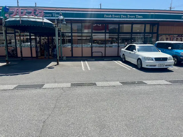 【フレスタ三原店】キッチンカーに利用可能な駐車場スペースの画像