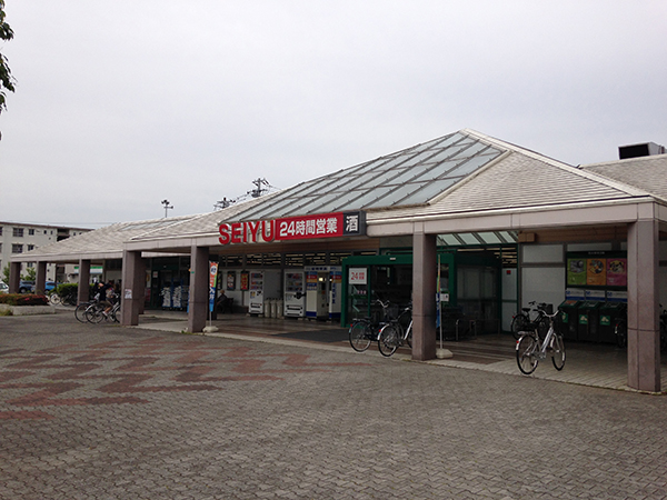 【西友　鳩山ニュータウン店】1階店外（屋根なし）　プロモーション用途や物販、食物販のポップアップストアに最適なスーパーマーケットの屋外催事イベントスペース