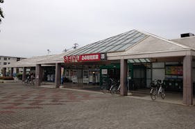 【西友 鳩山ニュータウン店】1階店外(屋根なし) プロモーション用途や物販、食物販のポップアップストアに最適なスーパーマーケットの屋外催事イベントスペース