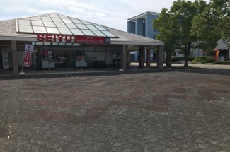 【西友　鳩山ニュータウン店】1階店外（屋根なし）　プロモーション用途や物販、食物販のポップアップストアに最適なスーパーマーケットの屋外催事イベントスペース