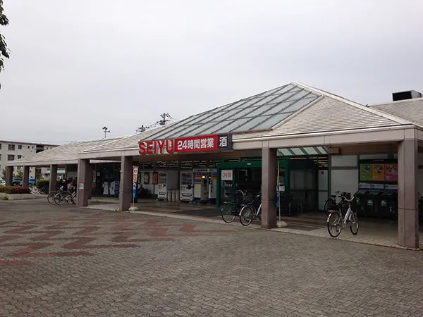 【西友　鳩山ニュータウン店】1階店外（屋根なし）　プロモーション用途や物販、食物販のポップアップストアに最適なスーパーマーケットの屋外催事イベントスペース