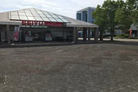 【西友 鳩山ニュータウン店】1階店外(屋根なし) プロモーション用途や物販、食物販のポップアップストアに最適なスーパーマーケットの屋外催事イベントスペース