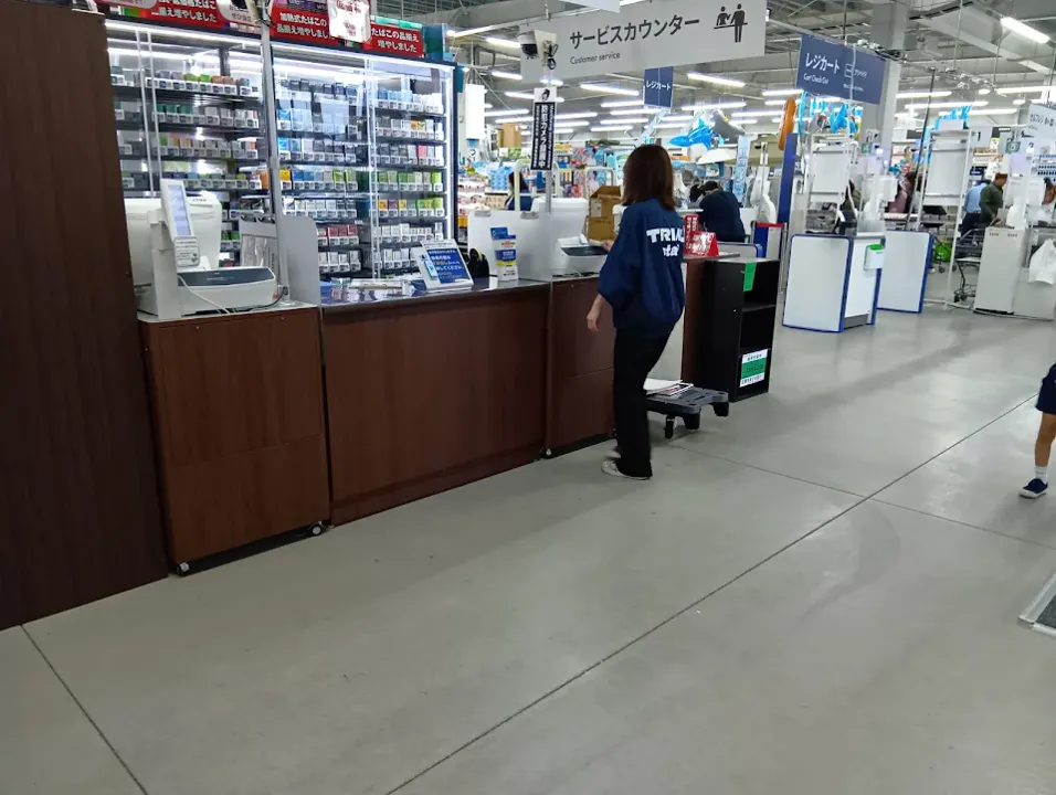 【スーパーセンタートライアル鳥取大杙店】サービスカウンター前 出口側