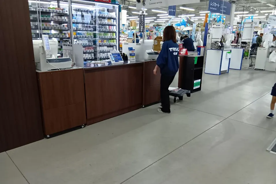 【スーパーセンタートライアル鳥取大杙店】サービスカウンター前 出口側