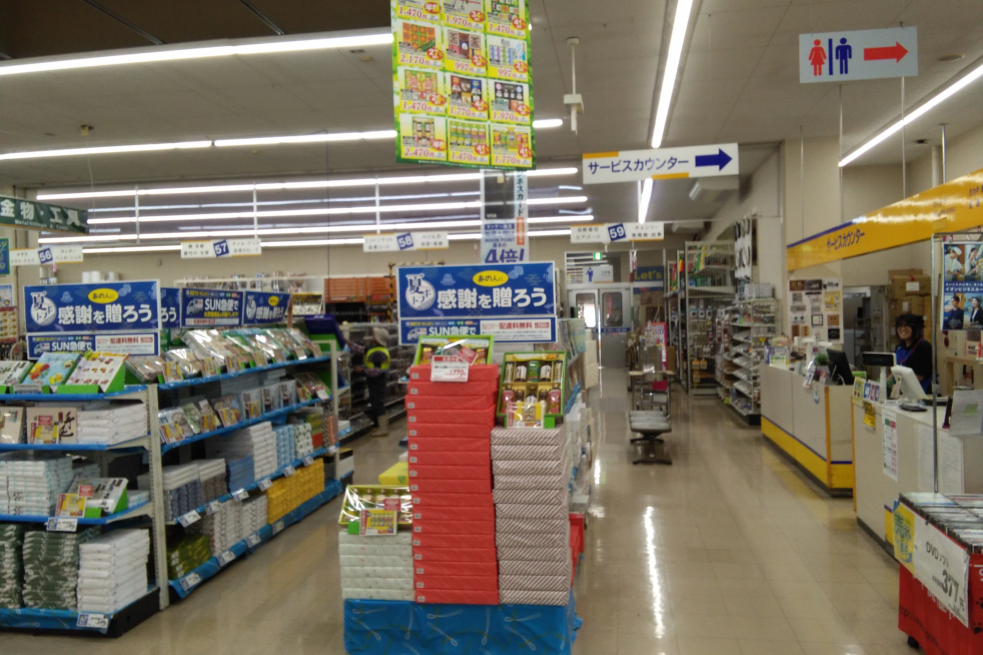 【サンデー十和田店】サービスカウンター付近 買取や携帯電話販売等の出店に最適なホームセンター店内のイベントスペース