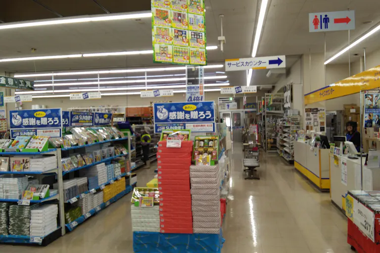 【サンデー十和田店】サービスカウンター付近 買取や携帯電話販売等の出店に最適なホームセンター店内のイベントスペースの画像1