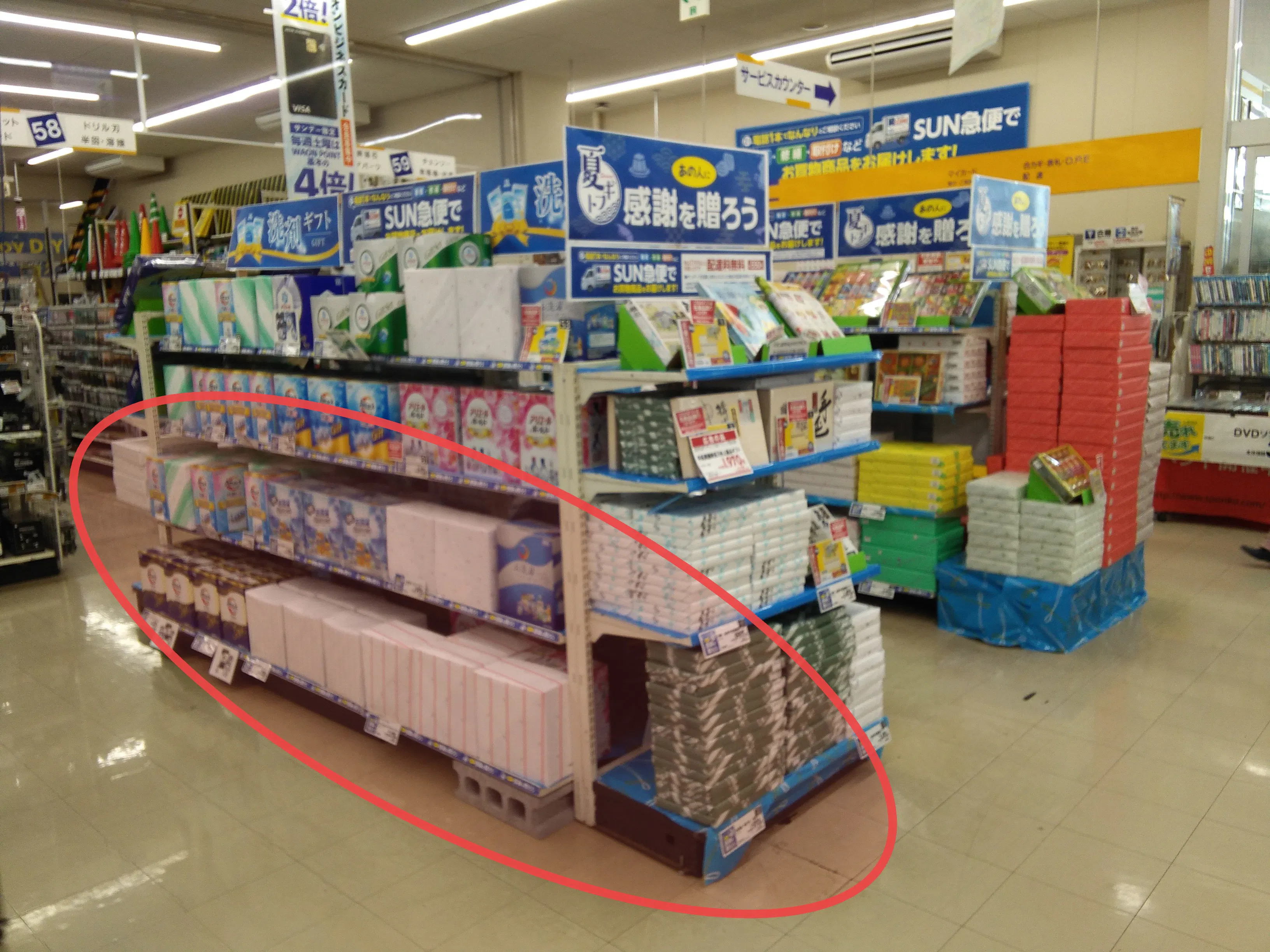 【サンデー十和田店】サービスカウンター付近　買取や携帯電話販売等の出店に最適なホームセンター店内のイベントスペース