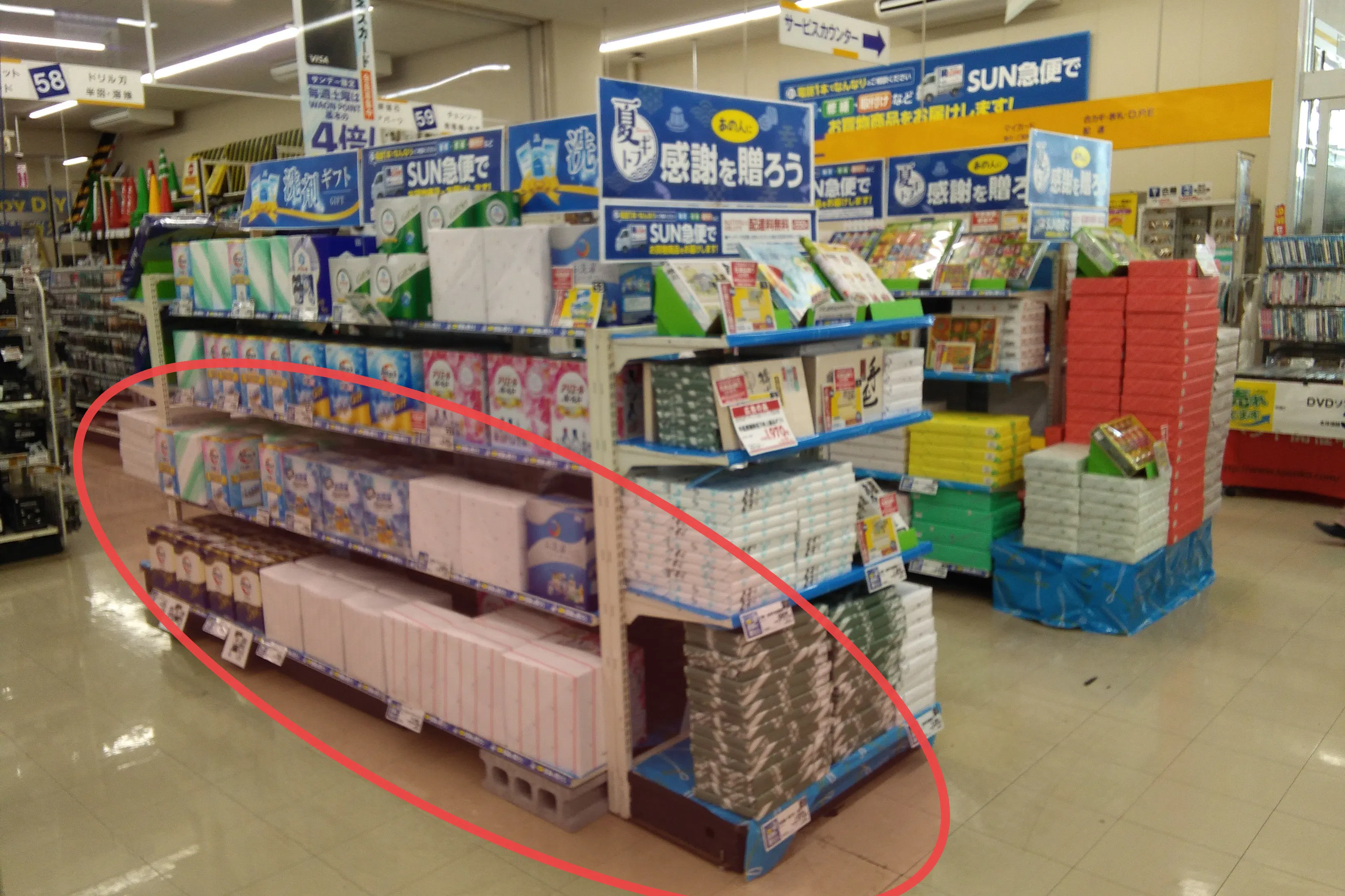 【サンデー十和田店】サービスカウンター付近 買取や携帯電話販売等の出店に最適なホームセンター店内のイベントスペース
