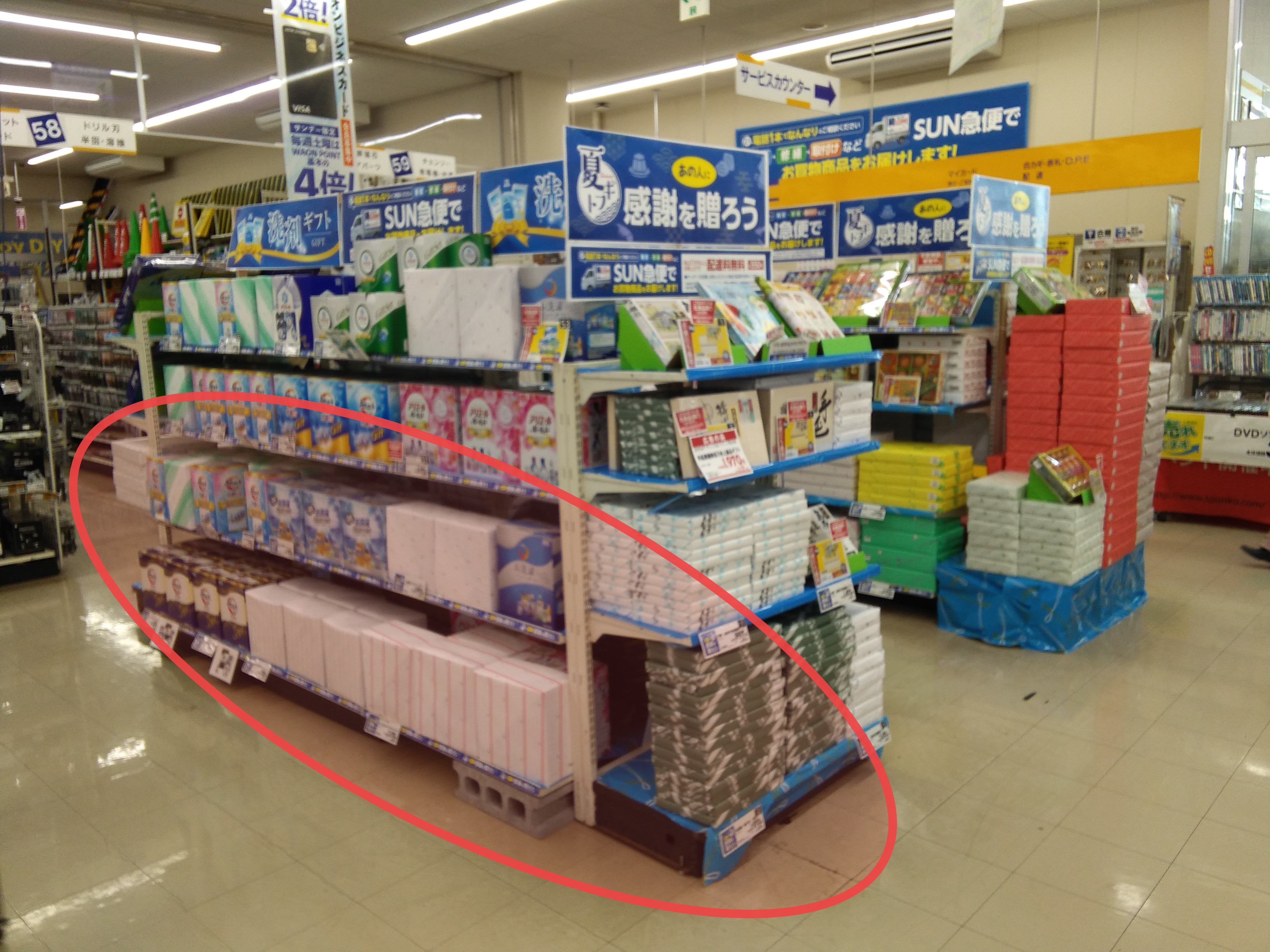 【サンデー十和田店】サービスカウンター付近　買取や携帯電話販売等の出店に最適なホームセンター店内のイベントスペース