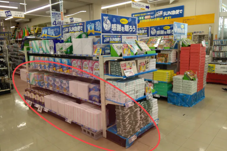 【サンデー十和田店】サービスカウンター付近 買取や携帯電話販売等の出店に最適なホームセンター店内のイベントスペースの画像2