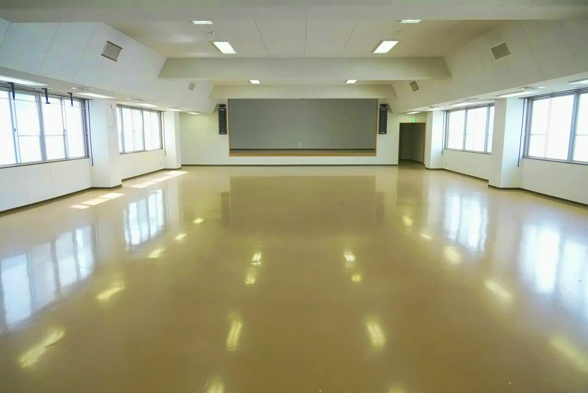 【飯田橋駅2分】撮影やイベントに最適な学校跡地のレンタルスペース（4F講堂）