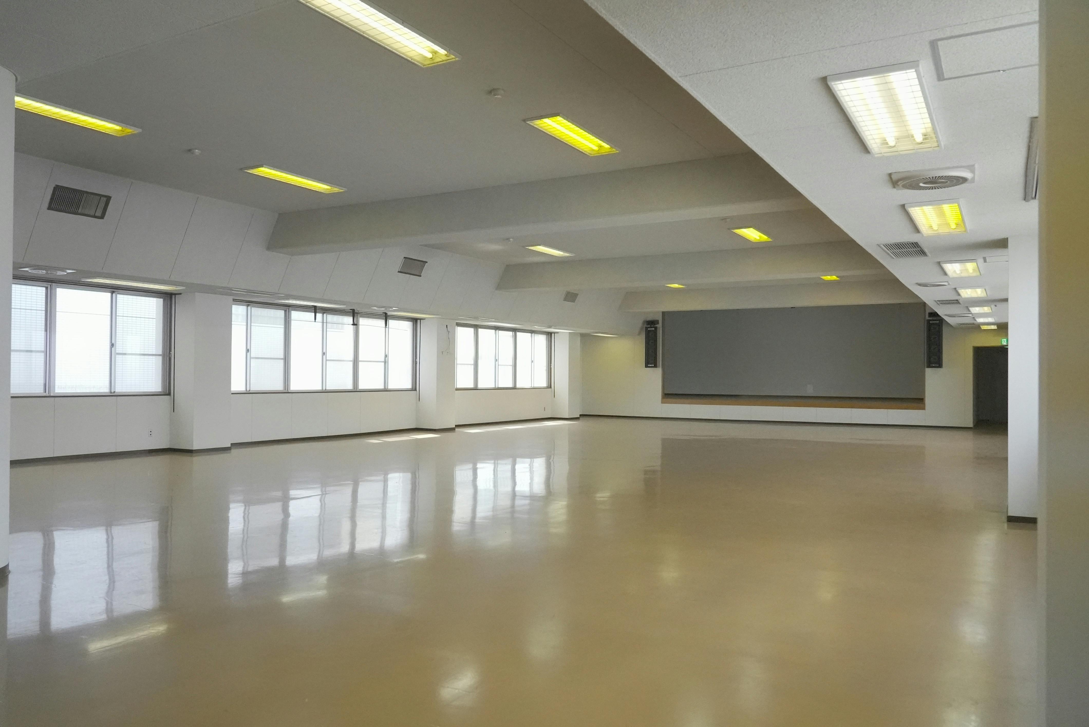 【飯田橋駅2分】撮影やイベントに最適な学校跡地のレンタルスペース(4F講堂)