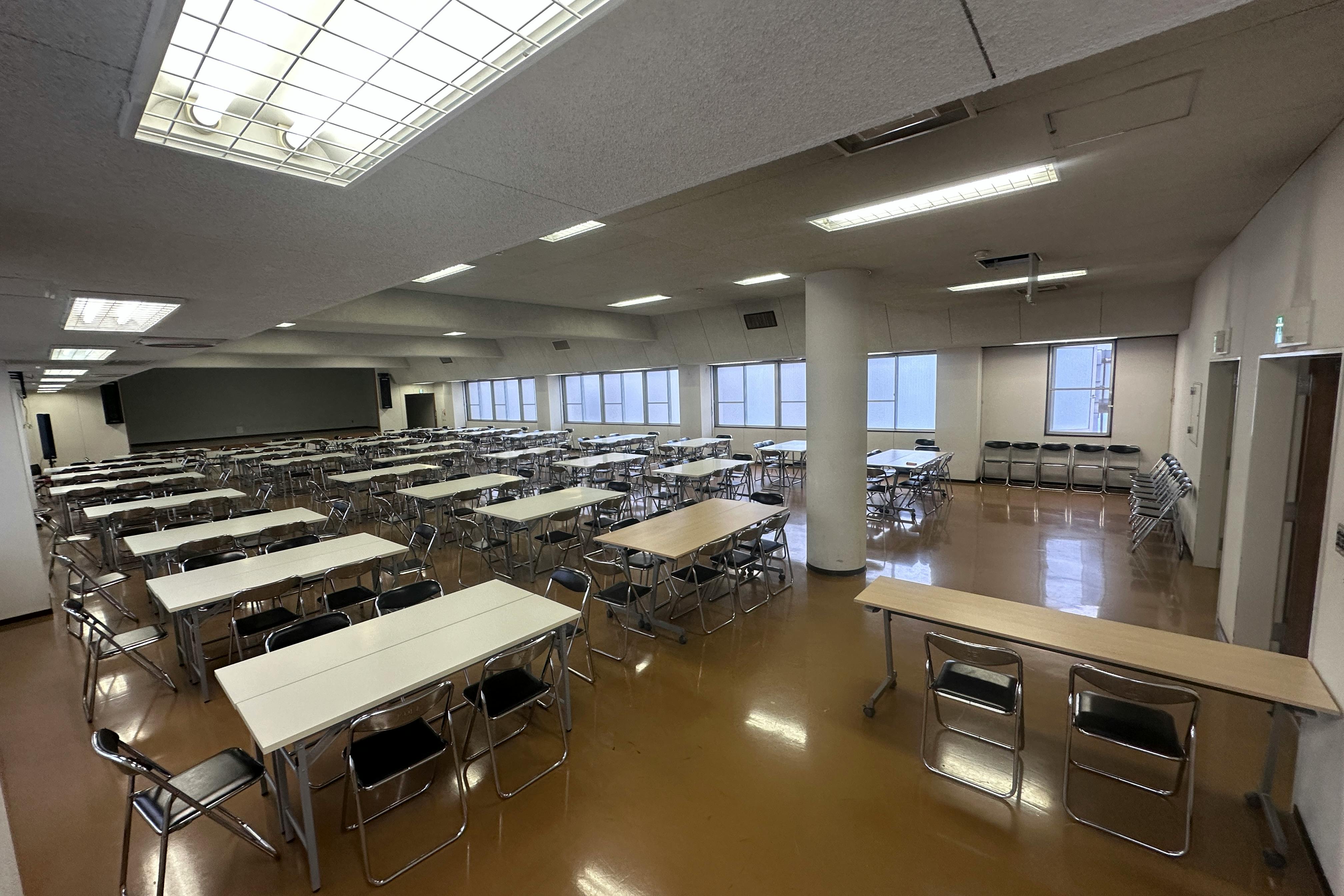 【飯田橋駅2分】撮影やイベントに最適な学校跡地のレンタルスペース(4F講堂)