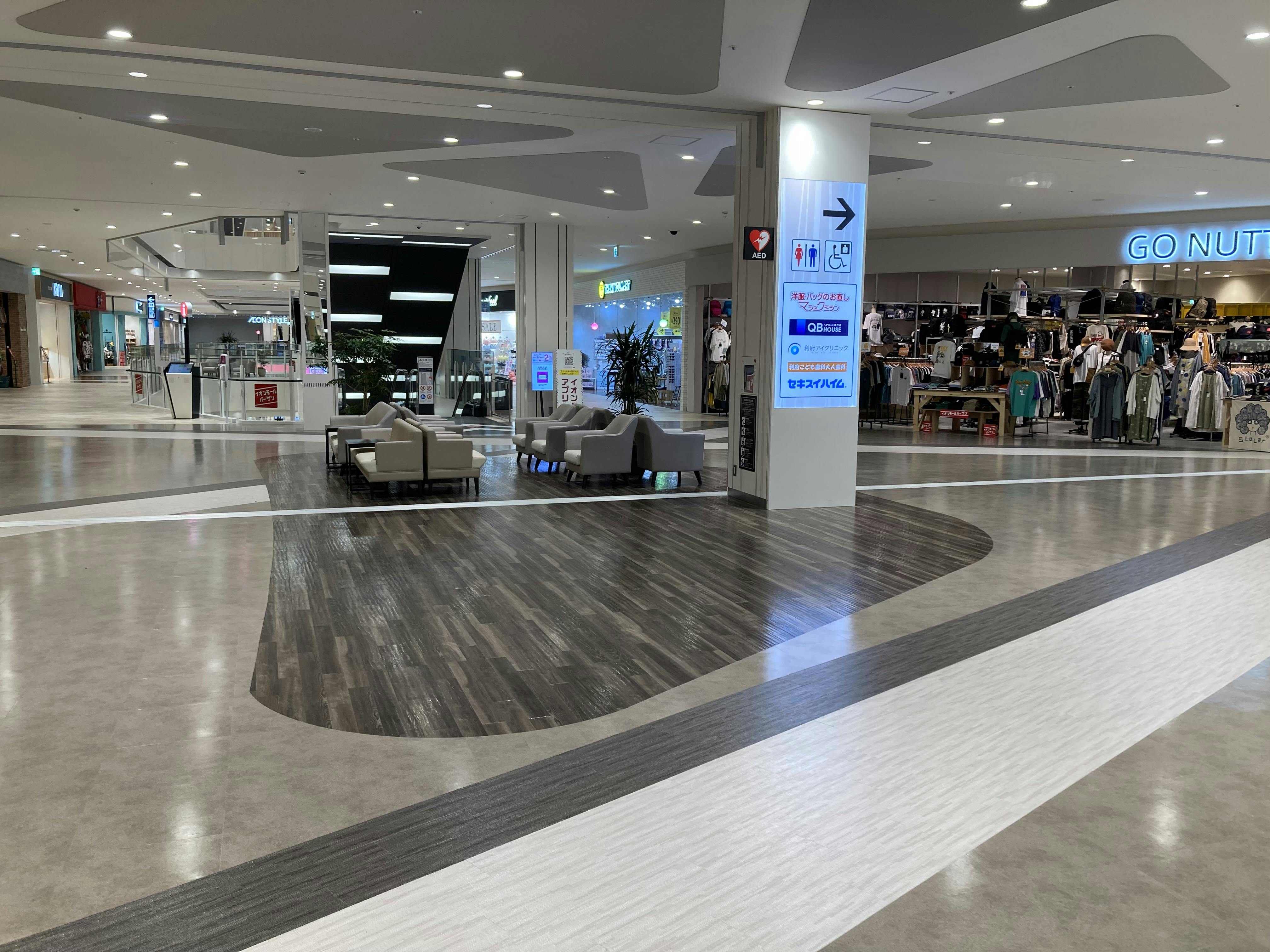 【イオンモール新利府】２階 モール東エスカレーター前の画像