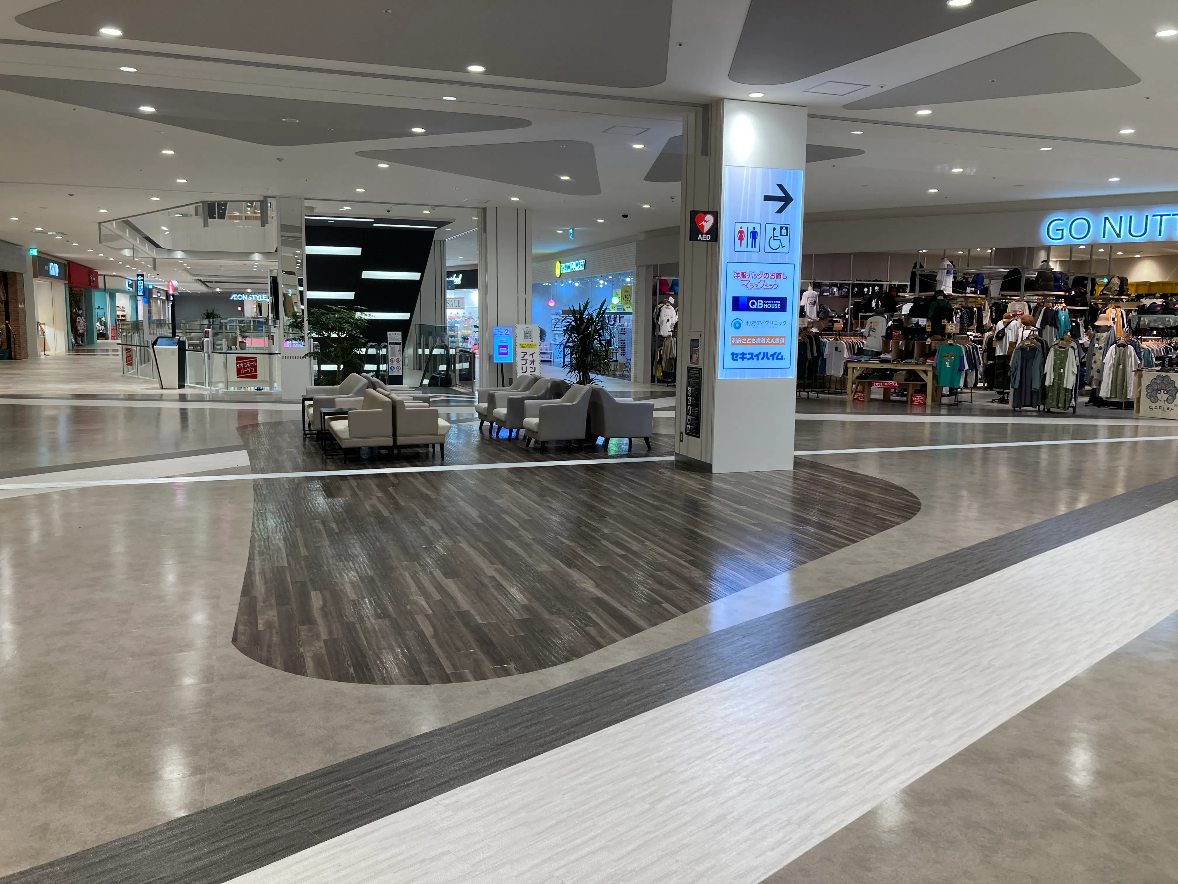 【イオンモール新利府】２階 モール東エスカレーター前