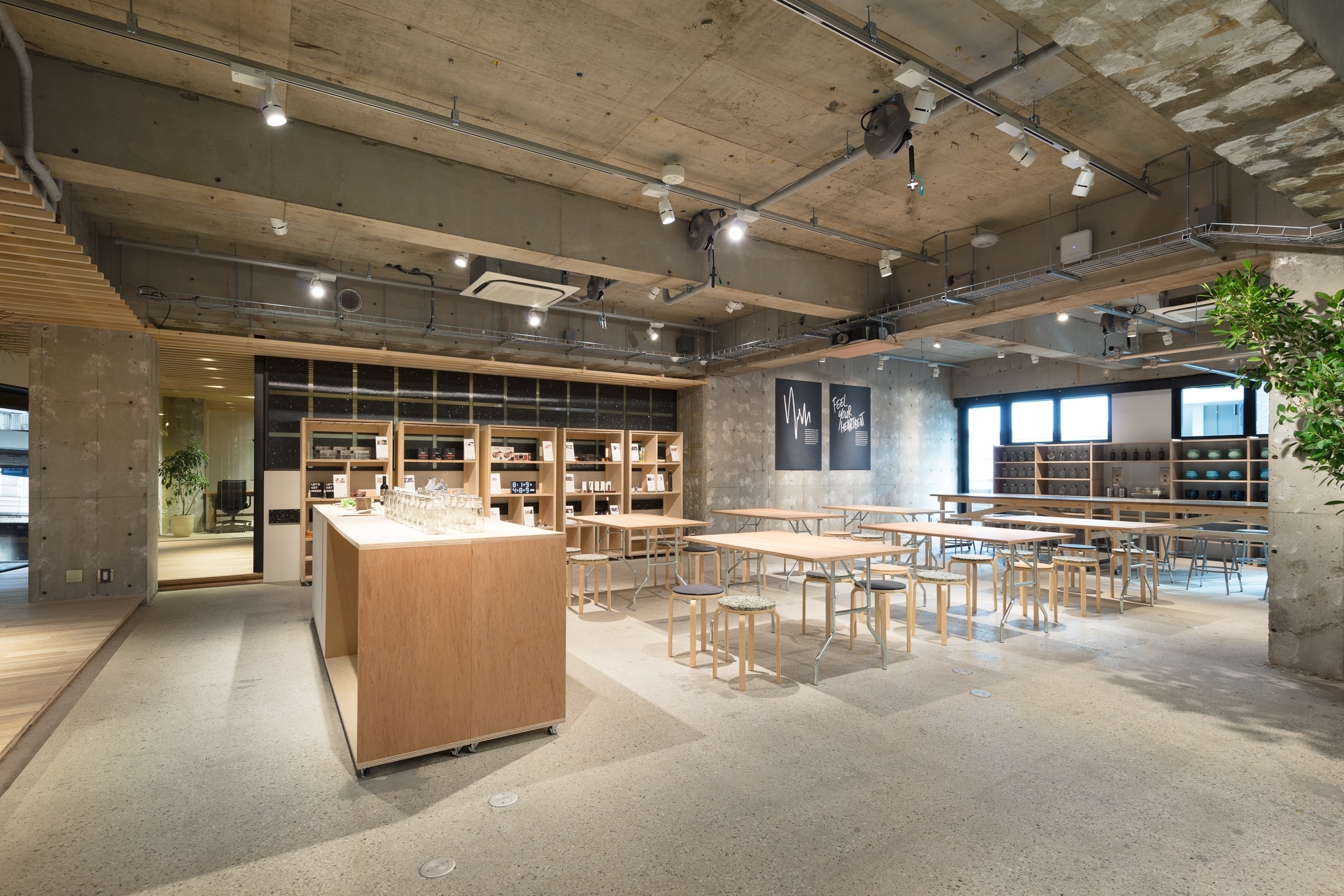 展示台もあり日々様々な商品をピックアップしてご紹介しています。