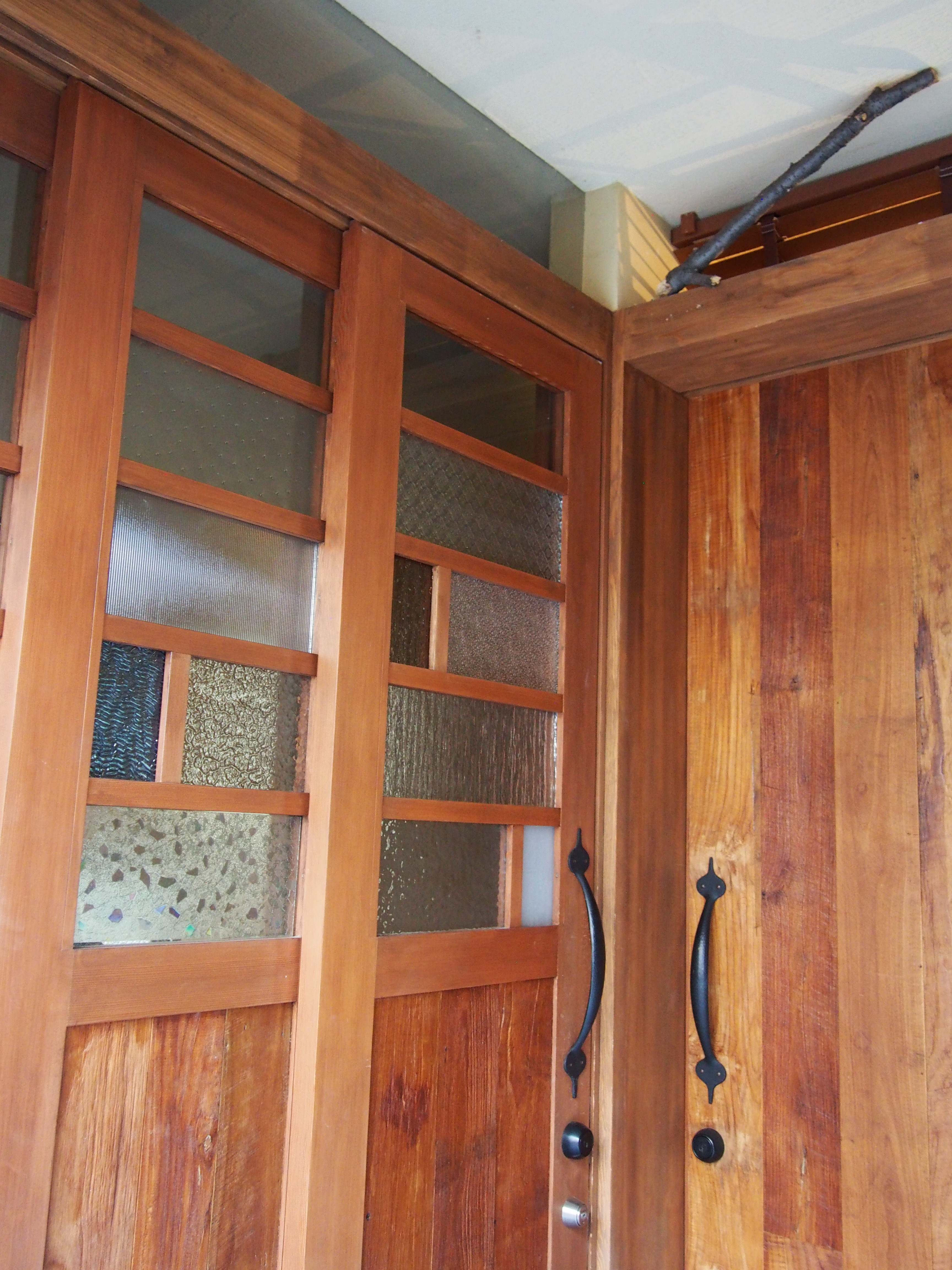 モザイクガラスと無垢の扉で、昭和レトロな雰囲気の入口。