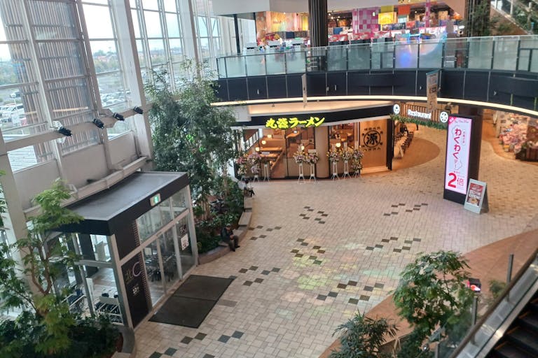 【イオンモール羽生】アトリウムコートの画像1