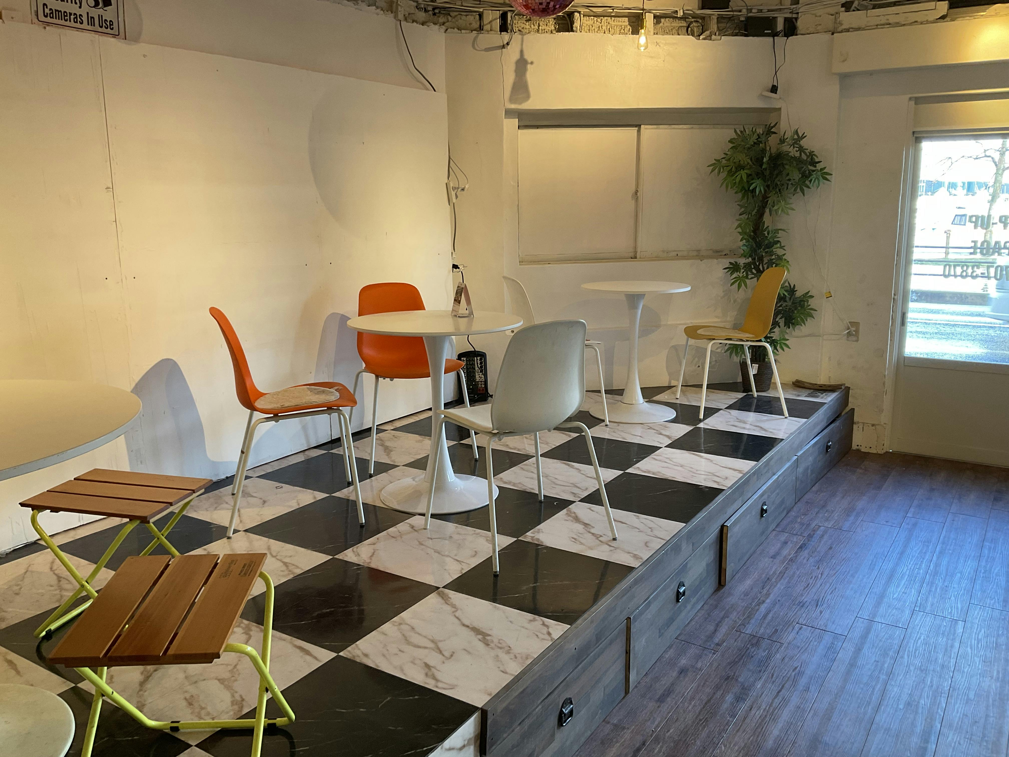 テーブルと椅子でリラックス