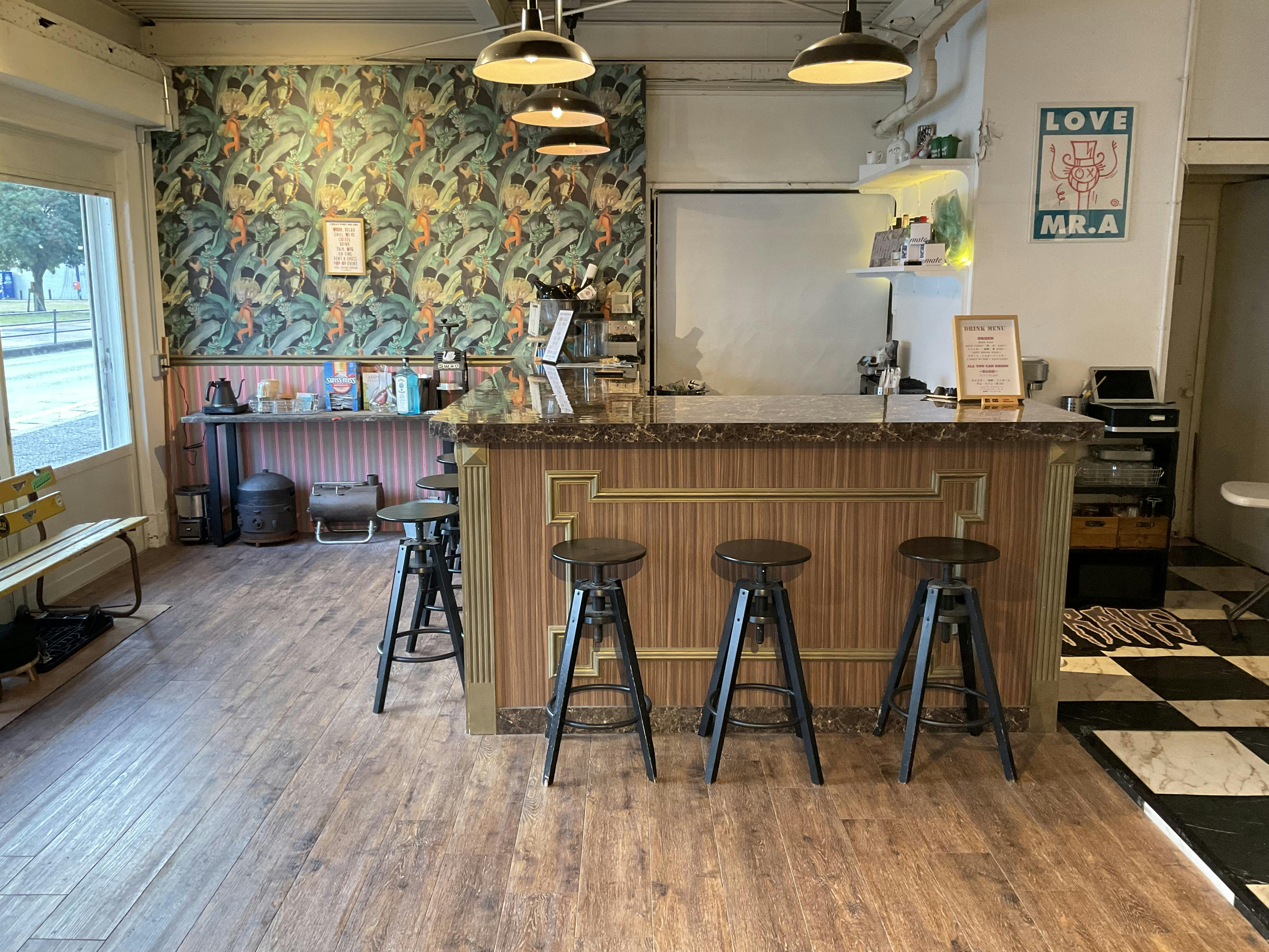 バーカウンター(横から)