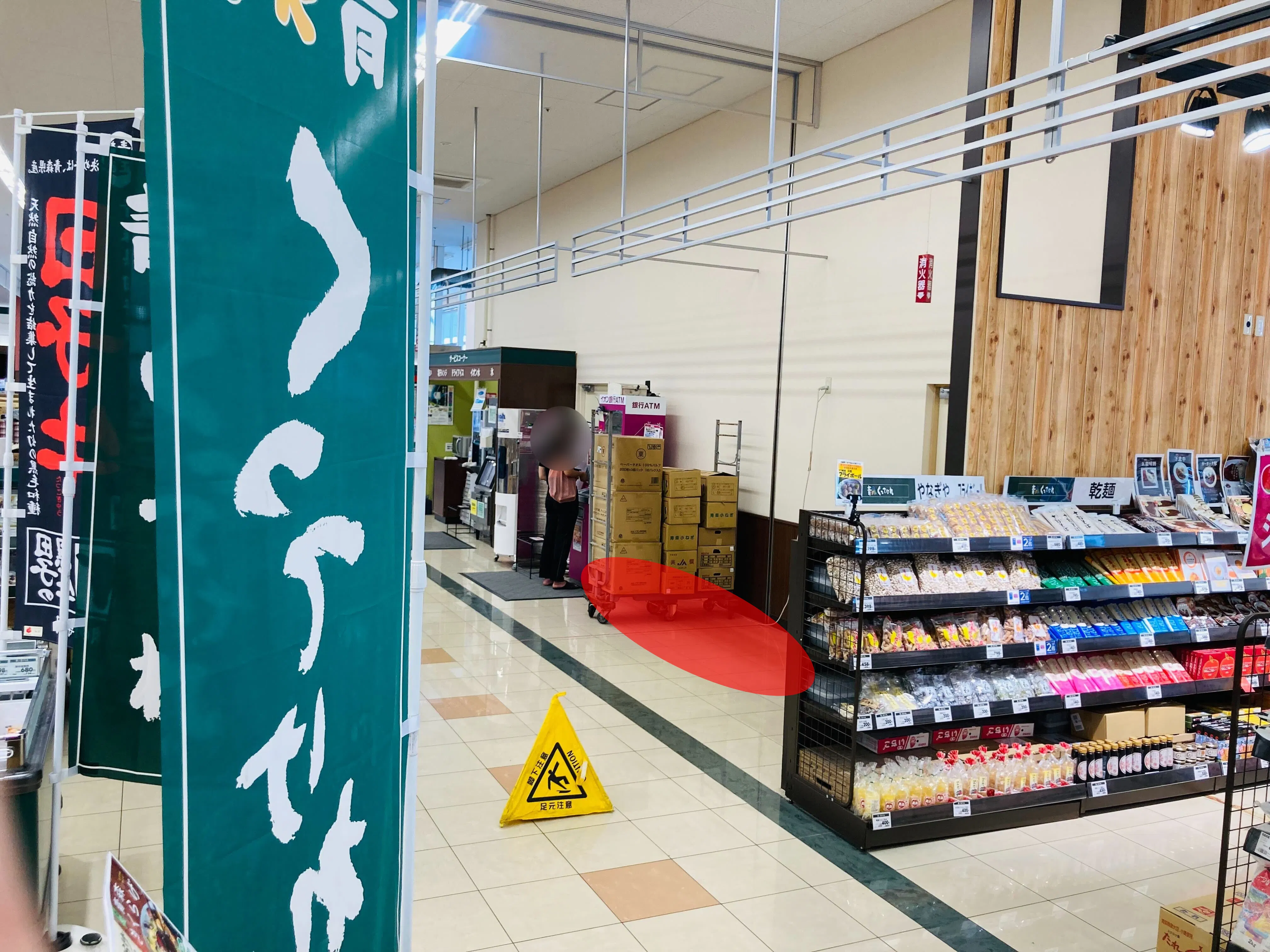 【マックスバリュ浜田店】各種プロモーションイベントに最適な店舗内ATM横にあるイベントスペース