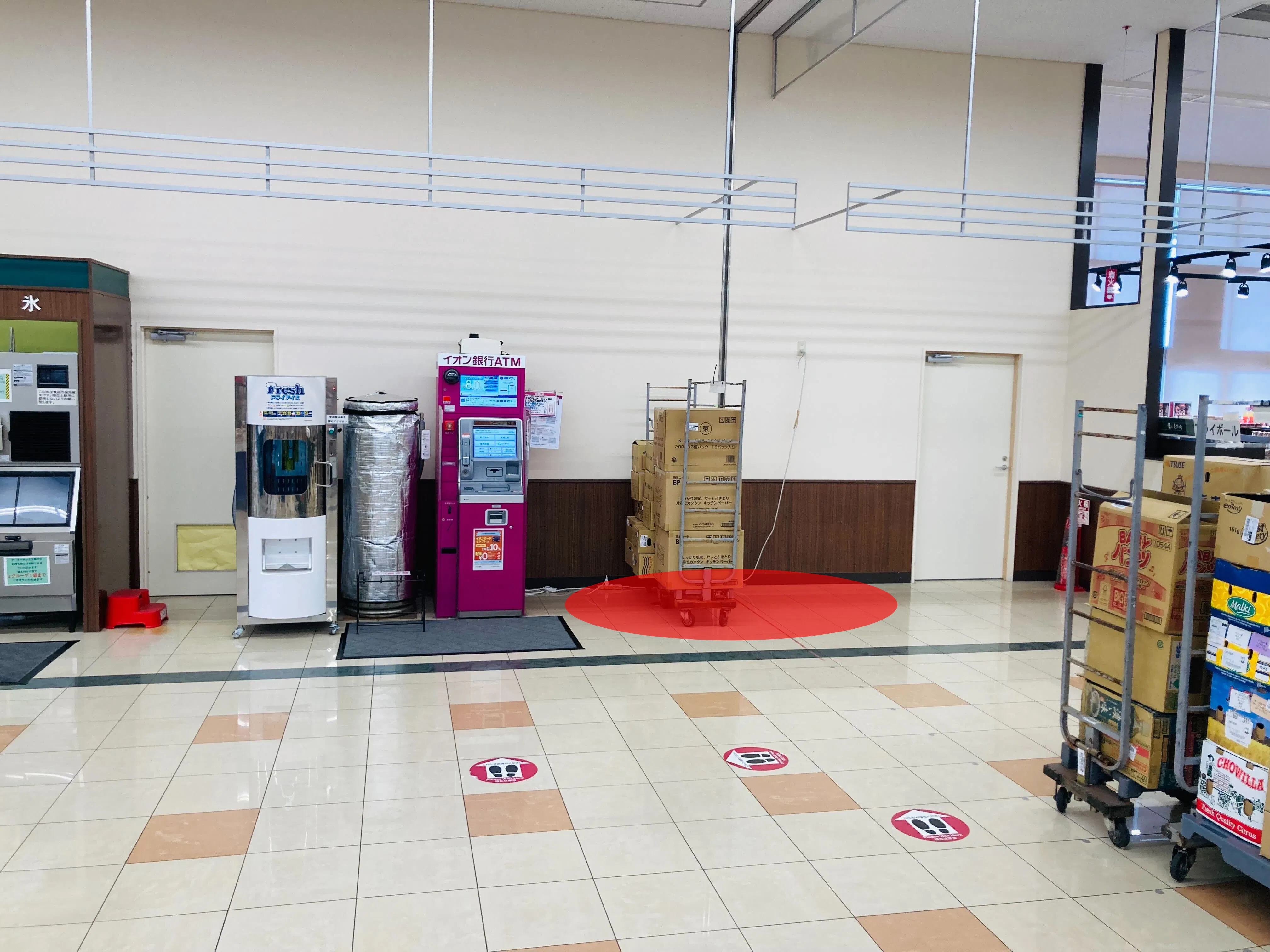 【マックスバリュ浜田店】各種プロモーションイベントに最適な店舗内ATM横にあるイベントスペース