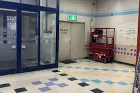 【ミスターマックス 伊勢崎店】カット専門店横フリースペース 販促プロモーションや物販用途に最適な総合ディスカウントストアの催事イベントスペース