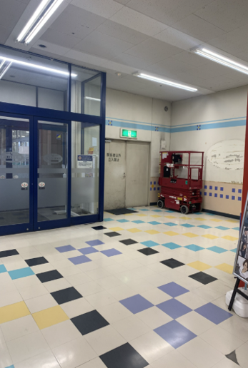 【ミスターマックス 伊勢崎店】カット専門店横フリースペース 販促プロモーションや物販用途に最適な総合ディスカウントストアの催事イベントスペース