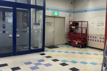 【ミスターマックス 伊勢崎店】カット専門店横フリースペース 販促プロモーションや物販用途に最適な総合ディスカウントストアの催事イベントスペース