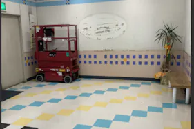 【ミスターマックス 伊勢崎店】カット専門店横フリースペース 販促プロモーションや物販用途に最適な総合ディスカウントストアの催事イベントスペース