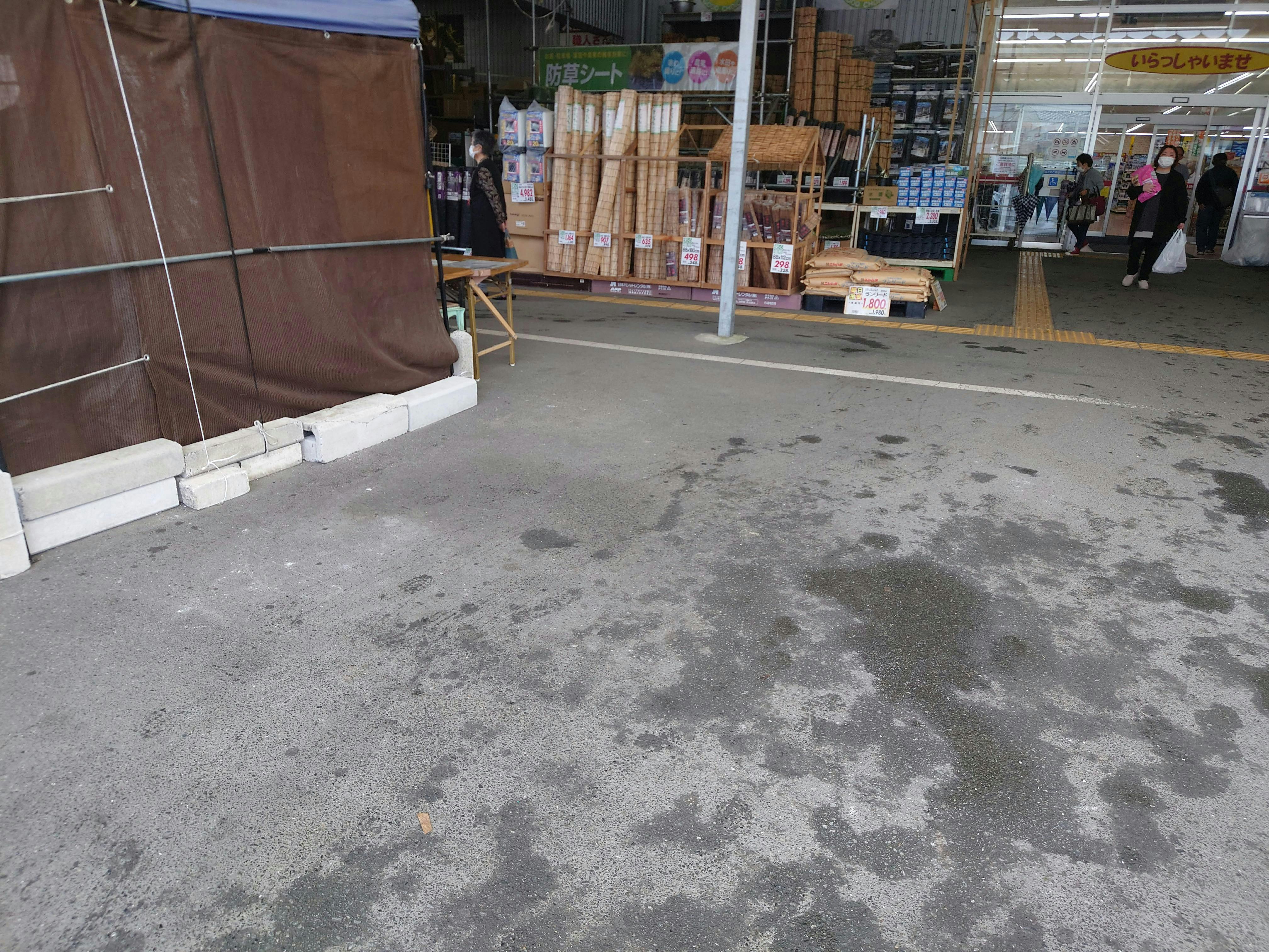 【スーパーセンターニシムタ大口店】【スーパーセンターニシムタ大口店】食物販や販促プロモーションに利用可能な軒下にあるイベントスペースの画像