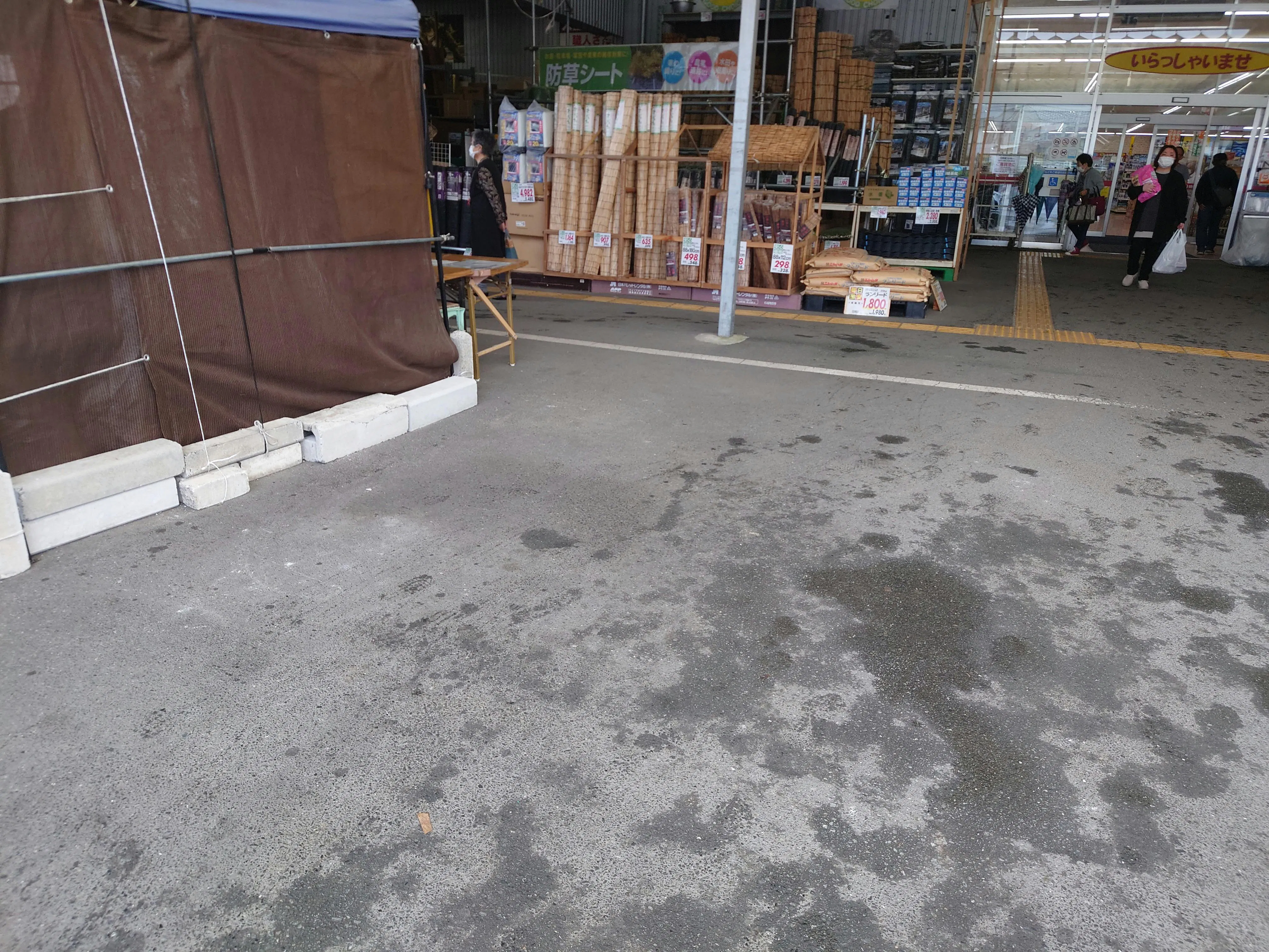 【スーパーセンターニシムタ大口店】食物販や販促プロモーションに利用可能な軒下にあるイベントスペース