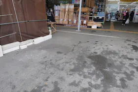 【スーパーセンターニシムタ大口店】食物販や販促プロモーションに利用可能な軒下にあるイベントスペース