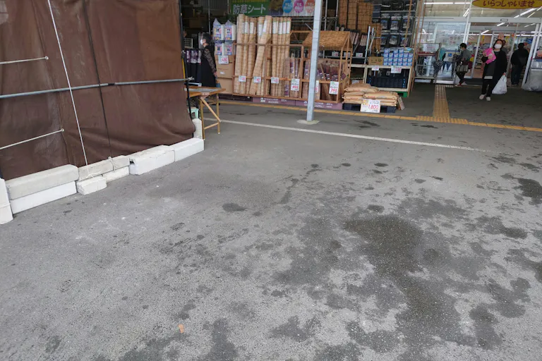 【スーパーセンターニシムタ大口店】食物販や販促プロモーションに利用可能な軒下にあるイベントスペースの画像1