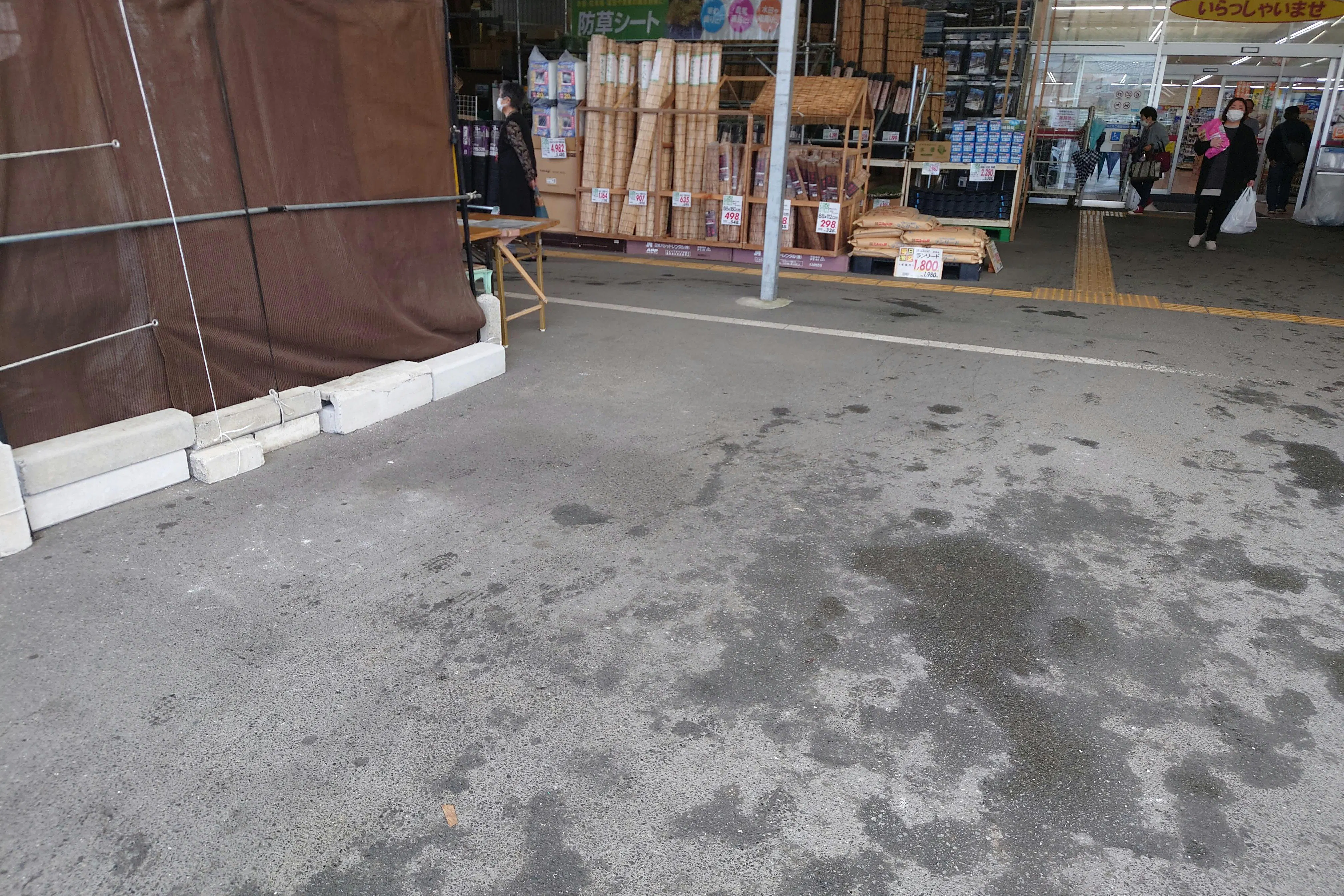 【スーパーセンターニシムタ大口店】食物販や販促プロモーションに利用可能な軒下にあるイベントスペース