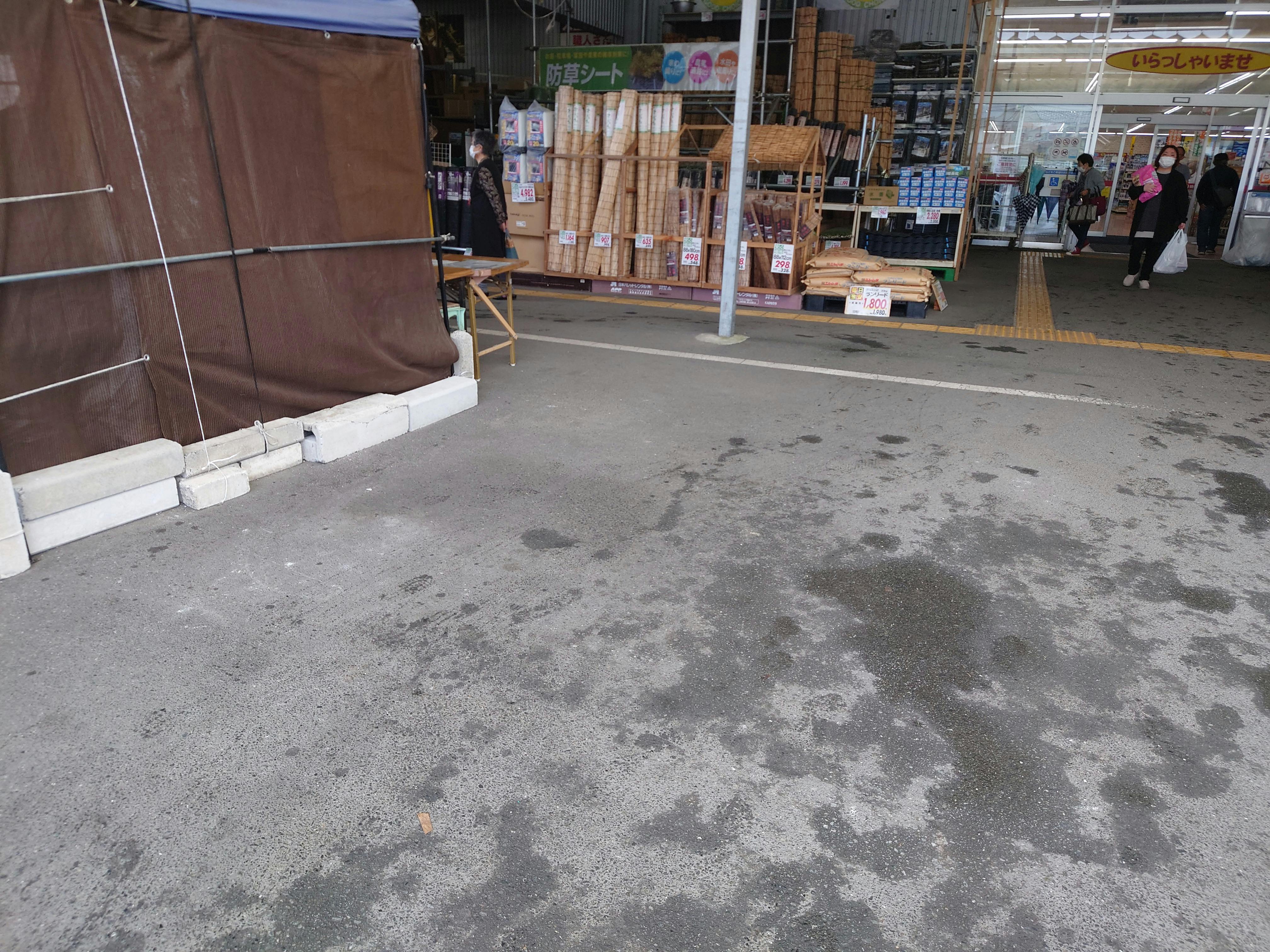 【スーパーセンターニシムタ大口店】食物販や販促プロモーションに利用可能な軒下にあるイベントスペース