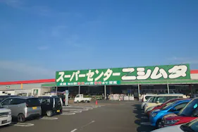 【スーパーセンターニシムタ大口店】食物販や販促プロモーションに利用可能な軒下にあるイベントスペース