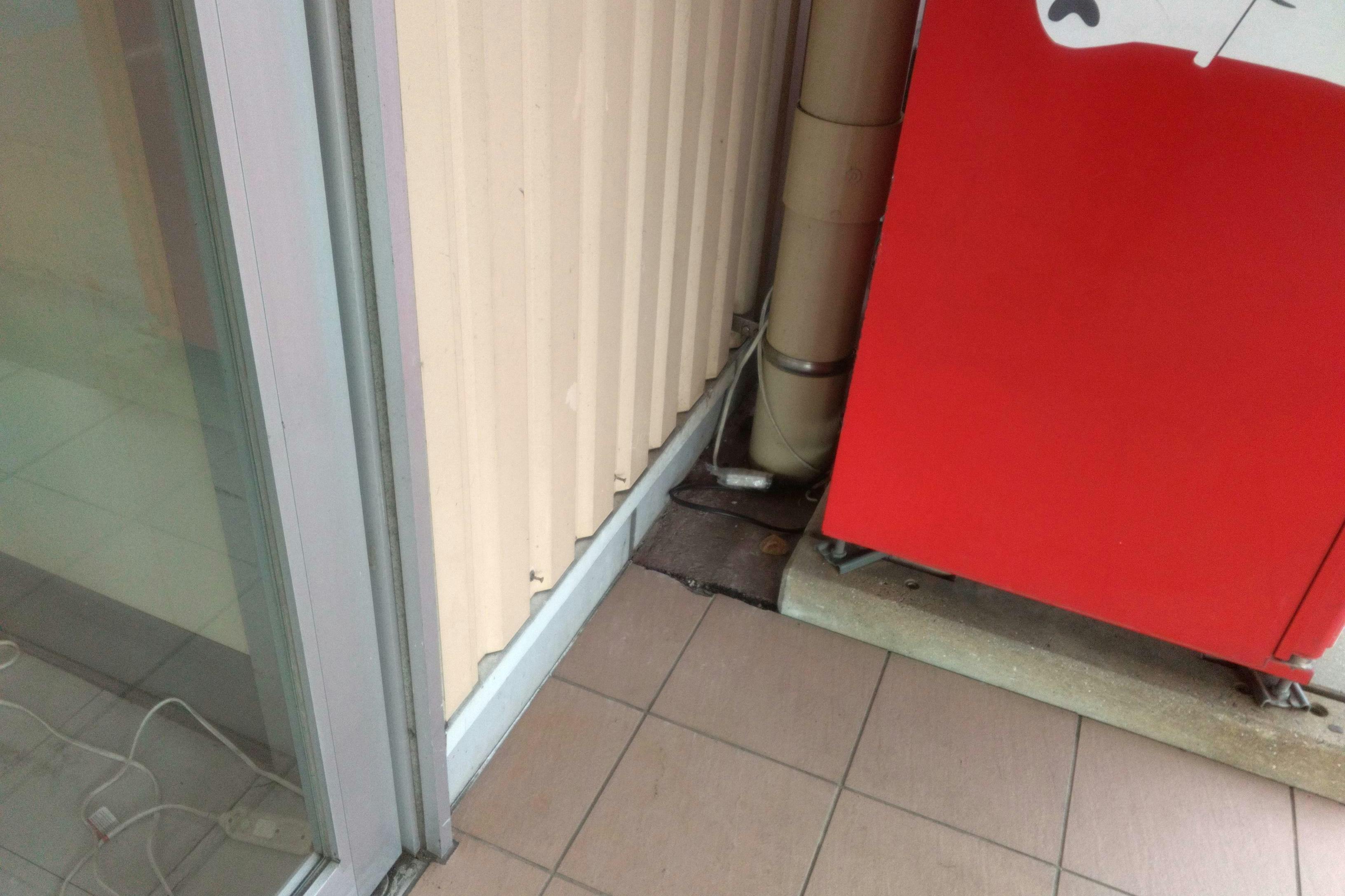 【ミスターマックス 春日店】食品側入口 キッチンカーや物販用途に最適な総合ディスカウントストアの催事イベントスペース